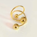 Macro di un anello a spirale dorato con terminali a sfera lucidi e finitura brillante - Oro