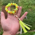 Portachiavi a bracciale con perline in silicone fosforescenti e nappa in PU dorata - Verde Fluorescente (Stile 9)