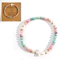 Bracciale di perle pastello con croce e biglietto da battesimo in carta kraft - Chiusura a moschettone con catena di estensione / Multicolore con croce (con carta)-Stile C