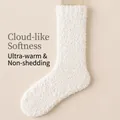 Weiße Korallenfleece-Socken, flauschige Wadenstrümpfe für Damen, warme Winter-Schlafsocken - Einheitsgröße / Weiß