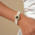 Detalle de pulsera de perlas de doble capa con motivo floral dorado y gema negra - Pulsera de perlas de doble capa - Blanco