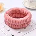 Primo piano che mostra la morbida e assorbente texture in flanella rosa di questa fascia - Ventaglio Coreano (fascia Per Capelli)