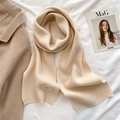 Texture dettagliata di una sciarpa in maglia beige invernale con piccola etichetta 'one' - Bianco Sporco