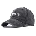 Gorra de béisbol de algodón lavado con diseño bordado de ondas blancas minimalistas - Ajustable / Negro