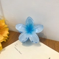 Pinza para el pelo con forma de flor azul degradado en resina sobre un libro abierto - 8cm / Azul