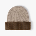 Gorro de punto bicolor en beige y marrón con diseño grueso de ochos para invierno - Ajustable / Caqui (24B003)