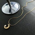 Goldene Mond-Halskette aus Titanstahl mit einem funkelnden Edelstein-Inlay - Mond Mit Zirkonia / Gold