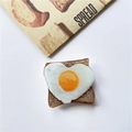 Support de téléphone en forme de toast avec œuf sur le plat en cœur mignon - Petit Déjeuner Coeur