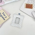 Dettaglio porta carte in tessuto a pois blu con finestra su una scrivania pulita - Blu a pois