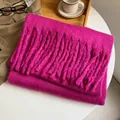 Écharpe en mohair rouge rose vif avec texture tricotée épaisse et longues franges - Rose rouge