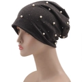Detalle de gorro de punto gris oscuro con perlas elegantes y pedrería brillante - gris oscuro