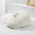 Detailopname van beige kinderbaret met geborduurde dinosaurus en fijne textuur - 52cm (2-5 Jaar) / Wit