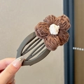 Barrette à cheveux fleur en crochet marron fait main pour une coiffure rétro élégante - Pince à Cheveux Fleur en Laine à la Main / 12cm / Marron