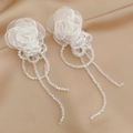 Orecchini eleganti con fiori di pizzo bianco e nappe di perline di cristallo su seta - Bianco