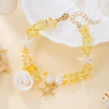 Detalle de pulsera boho océano con grava amarilla, perlas blancas y colgante de estrella de mar - Amarillo brillante