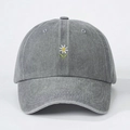 Graue gewaschene Denim-Baseballkappe mit gestickter Gänseblümchenblume auf weißem Grund - Einheitsgröße / Grau