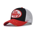 Dettaglio del cappello trucker tricolore con ricamo Go Happy e visiera consumata - Regolabile / Rosso e Nero