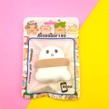 Witte marshmallow-poederdons met bruine band in kleurrijke cartoonverpakking - Cartoon Tas / Huidskleur