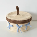 Handgemaakte crème katoenen opbergmand met donkerbruin deksel en blauwe strik detail - 22*12 / Gebroken Wit Deksel (Strikstijl)