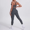 Détail d'un ensemble de yoga deux pièces gris foncé avec un design de brassière croisée - S / Haut Et Bas / Gris Graphite