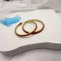 Créoles dorées de 40mm avec strass en cristal rouge au fini élégant et étincelant - Or 18 carats / 40mm / Rouge