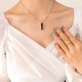 Collana con ciondolo rettangolare nero in acrilico lettera G placcato oro 18K - 40+5cm / Oro rosa