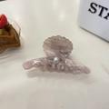 Pinza per capelli a conchiglia in acrilico rosa chiaro con perla e finitura traslucida - Molletta a Conchiglia Rosa con Perla