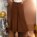 Detail einer braunen Weitbeinhose mit hoher Taille und modischem Plissee-Saum-Design - XL / Kaffeebraun