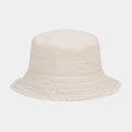 Primer plano de sombrero de pescador en lona beige con bordes deshilachados y textura - Talla única / Blanco Roto