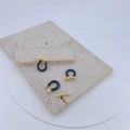 Dettaglio di connettori a forma di U in rame dorato con finitura smaltata nera - Nero