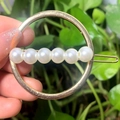 Eleganter goldener Haarclip mit sieben weißen Perlen für einen edlen Vintage-Look - Silberner Kreis Perlen