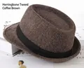 Gros plan détaillé du chapeau fedora marron foncé à chevrons avec ruban noir décoratif - Taille Unique 58cm / Chevrons Café