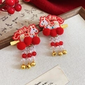 Détail de pinces à cheveux du Nouvel An chinois avec cheval brodé et pompon rouge - Style de Gland de Cheval Brodé Rouge et Or