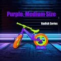 Giocattolo bici senza pedali viola con sedile verde e pneumatici arancioni su supporto - Medio / Viola