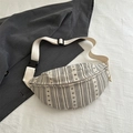 Borsa a tracolla etnica in tessuto beige con motivi neri geometrici su un blazer - Bianco