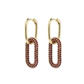 Détail de boucles d'oreilles ovales dorées avec pavage de cristaux rouges brillants - Ovale / Rouge