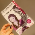 Nahaufnahme des welligen schwarzen Haarkamms in japanischer Originalverpackung - Unsichtbarer Finishing-Kamm / Schwarz