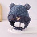 Blaue Wintermütze für Kinder mit Bärenstickerei und zwei flauschigen Bommeln - Blau