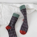 Chaussettes rétro en maille contrastée, texture violette avec talon rouge et bord vert - Taille unique / Vert