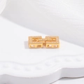 Dettaglio macro della chiusura in argento S925 dorato con zirconi per gioielleria - Stile D: Chiusura quadrata dorata