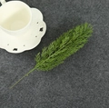 Realistische groene kunstmatige dennennaaldtak voor Kerst DIY krans decoraties. - Vissenstaart Dennen Tak / Groen