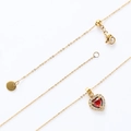 Dettaglio della collana con ciondolo a cuore, pietra rossa, zirconi e chiusura regolabile - Collana a Cuore N0008 Rossa / Oro/Pietra Rossa (Cuore)
