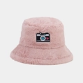 Détail d'un chapeau bob en fausse fourrure rose avec un écusson caméra et un cœur - Rose