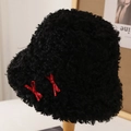 Schwarzer Plüsch-Fischerhut mit festlichen roten gepunkteten Schleifen für den Winter - M (56-58cm) / Schwarz