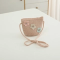 Détail du sac en paille tissé avec fleurs en tissu colorées et ornements de gemmes - Sac-Rose