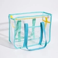 Détail d'un sac cabas transparent en maille PVC avec poignées bleues et zip jaune - Grand / Bleu clair