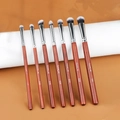 7-teiliges Augen-Makeup-Pinselset mit rotbraunem Holzgriff und silbernen Zwingen für Lidschatten - 7 Stück Redwood-Farbe Kunstfaserhaar