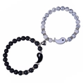 Détail de bracelets en perles Yin Yang avec fermoir aimanté en forme de coeur - Pierre de Lave + Howlite Blanche (Noir + Blanc)