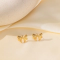 Elegante goldene Schleifen-Ohrstecker auf hochwertigem beigefarbenem Seidenstoff - Schleife Ohrstecker (Gold)