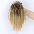 Rommelige knot haarklem met golvende synthetische haarextensies in bruin-blonde ombre - Goudbruin Highlights